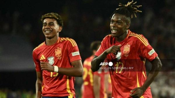 Gelandang Spanyol Nico Williams merayakan gol ketiga timnya bersama Lamine Yamal selama pertandingan babak 16 besar Euro 2024 antara Spanyol dan Georgia di Stadion Cologne pada tanggal 30 Juni 2024.