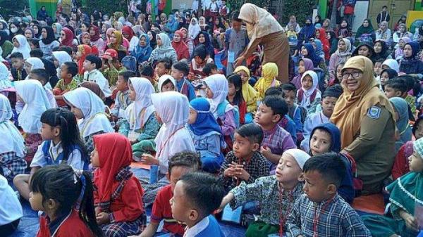 Masa pengenalan lingkungan sekolah (MPLS) di SDN Pabaki Kota bandung, Selasa (18/7/2023)