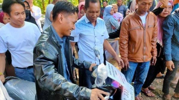 Hadiah Motor dari bos durian akhirnya datang dan bikin Pegi Setiawan sumringah, Minggu (14/7/2024).