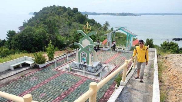 Di Tugu Khatulistiwa para wisatawan dapat melihat langsung pemandangan laut lepas dan pulau kecil yang terhampar luas disana.
