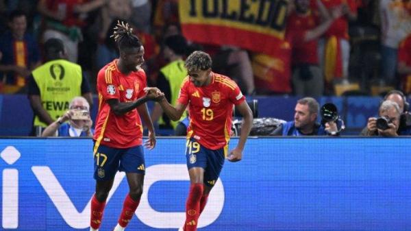 Gelandang Spanyol #17 Nico Williams merayakan gol bersama penyerang Spanyol #19 Lamine Yamal setelah mencetak gol pertama bagi timnya dalam pertandingan final UEFA Euro 2024 antara Spanyol dan Inggris di Olympiastadion di Berlin pada 14 Juli 2024. (Foto oleh Kirill KUDRYAVTSEV / AFP)