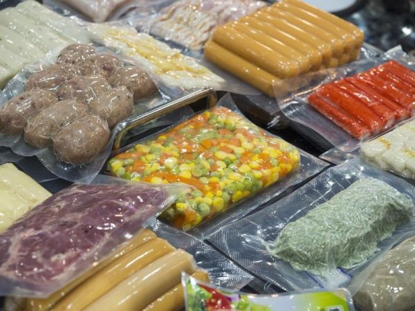 Ilustrasi makanan beku dan makanan di kulkas