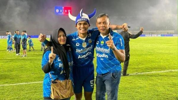 Rachmat Irianto (tengah) berpose dengan ayahnya Bejo Sugiantoro (kanan). Bejo ungkap curhatan mendalam usai sang anak berhasil menjuarai Liga 1