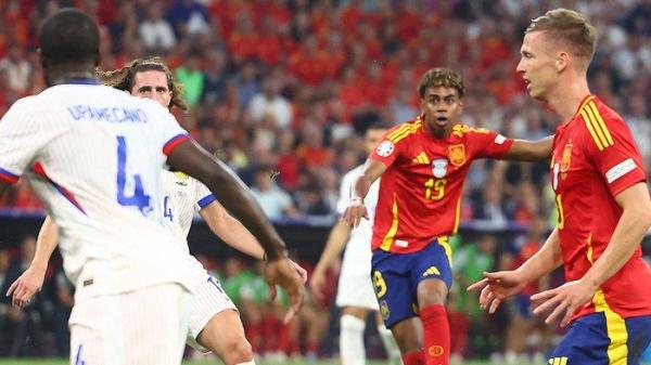 FOTO Lamine Yamal saat Spanyol menyingkirkan Prancis di semifinal Piala Eropa 2024, Rabu (10/7/2024). Dalam daftar gelar yang diborong Spanyol sebagai juara Euro 2024, ada nama Rodri dan Lamine Yamal di antara penerima gelar itu. Inggris gigit jari. (Twitter / @EURO2024)