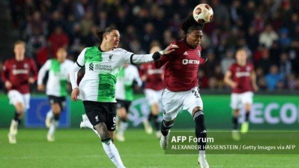 Angelo Preciado vs Darwin Nunez di Liga Europa antara Sparta Praha vs Liverpool di Letna Stadion pada 07 Maret 2024 di Praha, Republik Ceko.