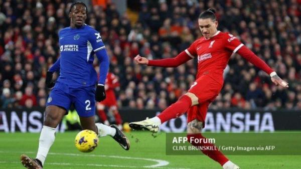 Darwin Nunez vs Axel Disasi di Liga Inggris antara Liverpool vs Chelsea di Anfield pada 31 Januari 2024 di Liverpool, Inggris.