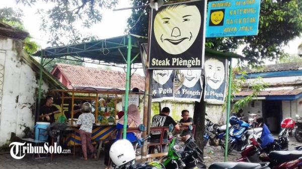 Inilah lokasi Es Plengeh Solo di sebelah utara Alun-Alun Kidul Keraton Surakarta.
