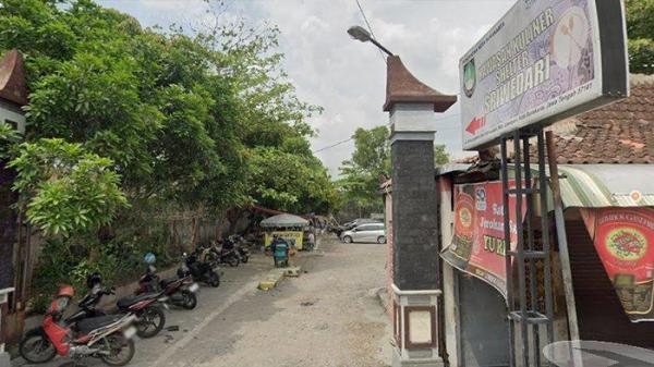 Pintu masuk menuju Ice Juice GD Bhayangkara