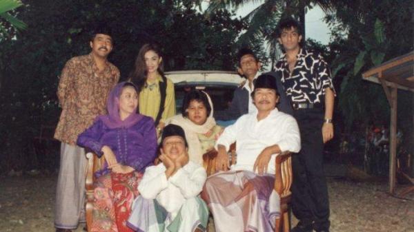 Film serial Si Doel Anak Sekolahan yang ditayangkan RCTI mengangkat kultur Betawi. Film yang disutradarai Rano Karno (berdiri kiri), dengan pemain di antaranya Cornelia Agatha (berdiri kedua kiri), Aminah Cendrakasih (duduk kiri), Benyamin S (duduk kanan).