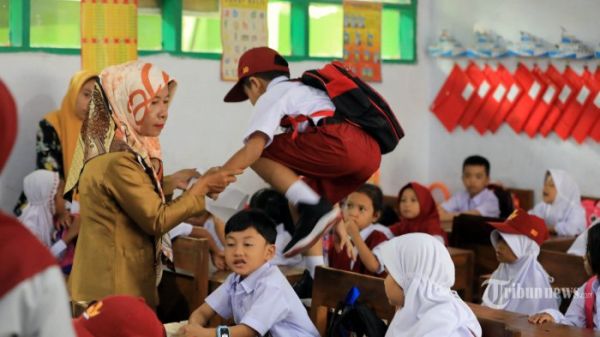 Beragam ekspresi murid kelas 1 Sekolah Dasar (SD) saat mengikuti kegiatan pengenalan murid pada hari pertama sekolah di SD Negeri Inpres I Toddopuli, Makassar, Sulsel, Senin (15/7/2019). Nampak orang tua murid masuk kedalam kelas untuk mendapingi dan menunggu anaknya pada hari pertama  masuk sekolah tahun ajaran 2019/2020 yang dilaksanakan secara serentak di Indonesia.