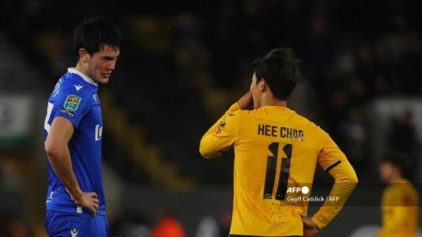 Bek Gillingham Indonesia Elkan Baggott (kiri) berbicara dengan striker Wolverhampton Wanderers asal Korea Selatan Hwang Hee-chan di akhir pertandingan sepak bola putaran keempat Piala Liga Inggris antara Wolverhampton dan Gillingham di Stadion Molineux, di Wolverhampton, 20 Desember 2022.