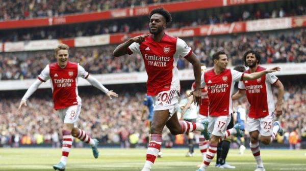 Selebrasi Bek Arsenal Nuno Tavares (tengah) setelah mencetak gol pembuka pertandingan sepak bola Liga Inggris antara Arsenal dan Manchester United di Stadion Emirates Sabtu 23 April 2022.