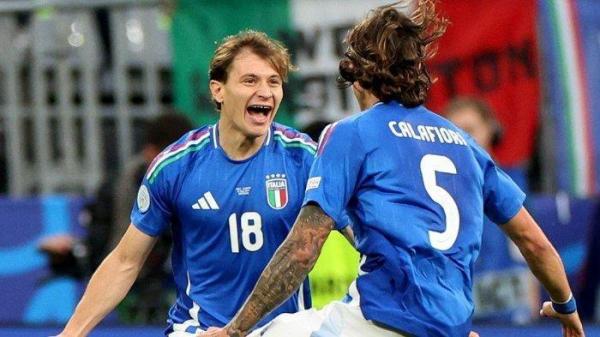Nicolo Barella (kiri) dan Riccardo Calafiori (kanan) melakukan selebrasi setelah Italia mencetak gol ke gawang Albania pada laga Grup B Euro 2024 di Signal Iduna Park, Minggu (16/6/2024).
