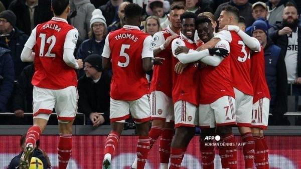 Gelandang Arsenal Inggris Bukayo Saka (3R) merayakan gol pembuka dengan rekan setimnya