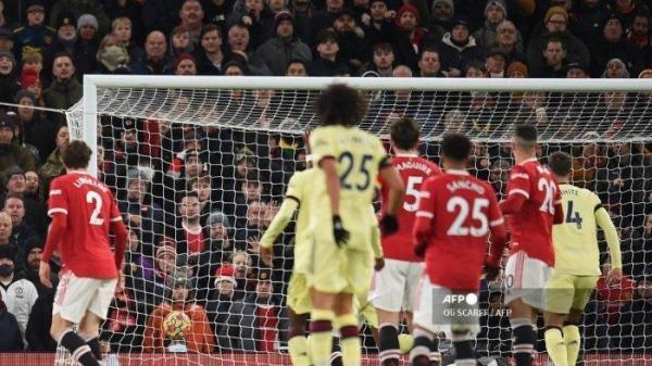 Gelandang Inggris Arsenal Emile Smith Rowe (tidak digambarkan) menembak ke gawang yang kosong untuk gol pembuka