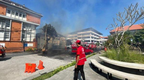 Kebakaran Gedung GDLN Universitas Udayana, Jalan PB Sudirman Denpasar, Bali, pada Selasa 16 Juli 2024.