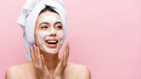 Ilustrasi membersihkan wajah sebelum mengaplikasikan serum.