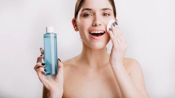 Mengaplikasikan toner untuk menjaga kulit wajah agar tetao lembap sebelum pakai serum.