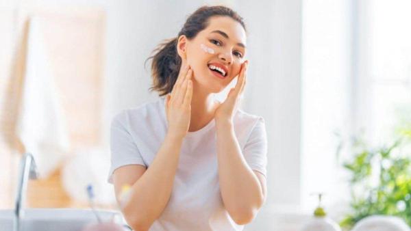 Ilustrasi menggunakan moisturizer agar serum bekerja dengan baik.