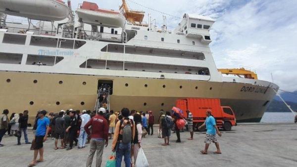 KM Dorolonda di dermaga Pelabuhan Ahmad Yani Ternate, Sabtu (29/4/2023).