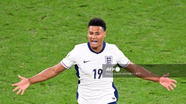 Penyerang Inggris bernomor punggung 19 Ollie Watkins merayakan gol kedua bagi timnya dalam pertandingan semifinal UEFA Euro 2024 antara Belanda dan Inggris di Stadion BVB di Dortmund pada 10 Juli 2024. (Foto oleh Kirill KUDRYAVTSEV / AFP)