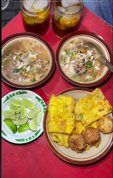 Penjual Soto Cantik Ini Sukses Mencuri Perhatian Pembeli
