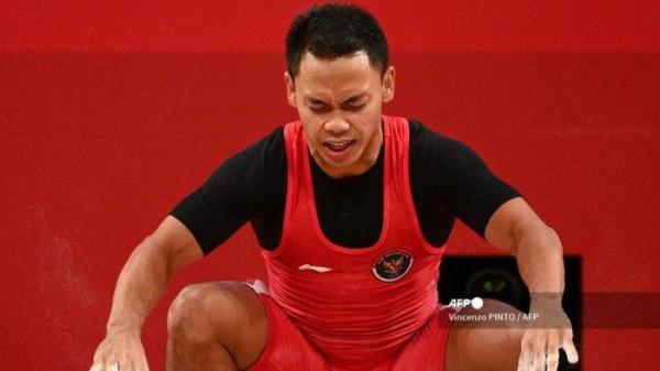 Atlet Indonesia Eko Yuli Irawan bertanding dalam kompetisi angkat besi 61kg putra pada Olimpiade Tokyo 2020 di Tokyo International Forum di Tokyo pada 25 Juli 2021.