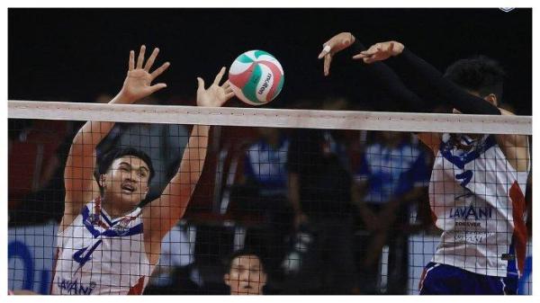 Hendra Kurniawan (kiri) dan Boy Arnez (kanan) saat melakukan block pada pertandingan Livoli Divisi Utama 2023 babak final four di GOR Jayabaya, Kediri, Jawa Timur.