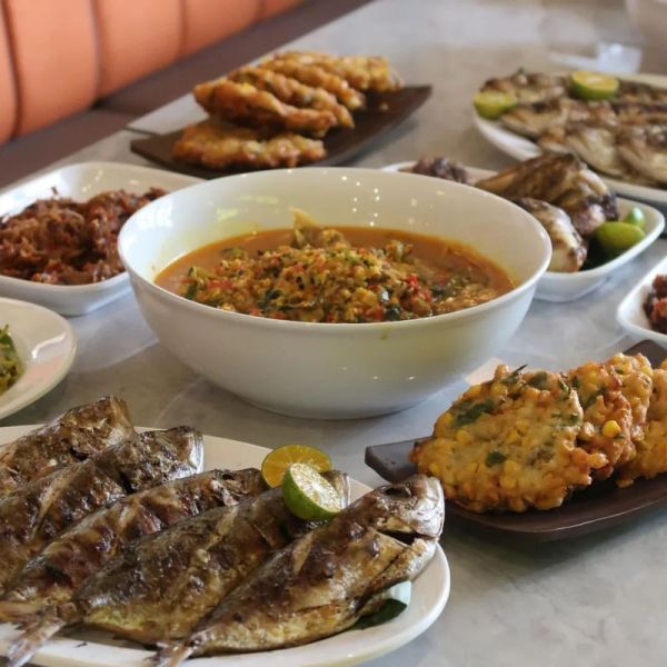5 Restoran Manado Legendaris Ini Punya Menu Babi Rica dan Ayam Tinoransak