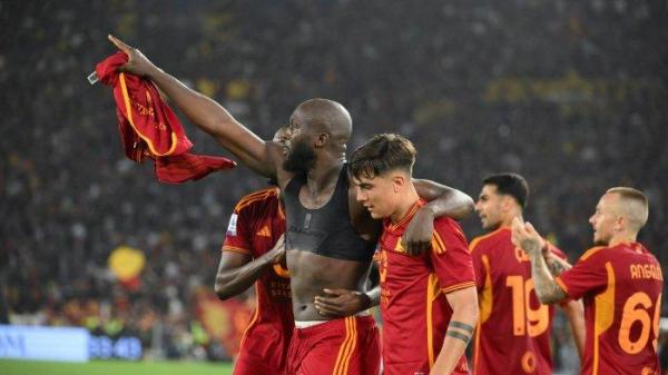 Selebrasi pemain AS Roma usai Romelu Lukaku berhasil mencetak gol ke gawang Genoa pada laga Serie A Liga Italia pekan 37 di Stadio Olimpico, Senin (20/5/2024).