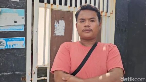 Sekuriti perumahan cerita saat temukan pasutri lansia Opa Hans dan Oma Rita meninggal dunia membusuk di kamarnya di kawasan Jonggol, Kabupaten Bogor. <div class=
