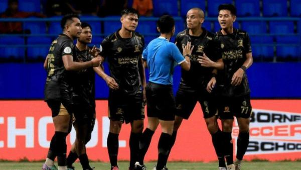 Para pemain Madura United melakukan protes kepada wasit saat pertandingan melawan Borneo FC di semifinal championship Series Liga 1 2023/2024.