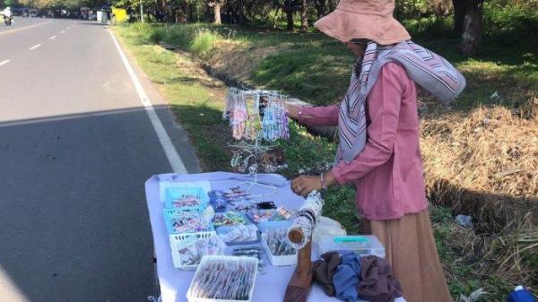 Ayu, pedagang manik-manik di pinggir jalan Kota Bengkulu