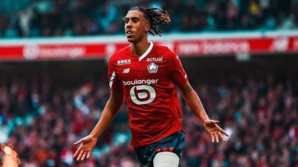Leny Yoro calon rekrutan Manchester United