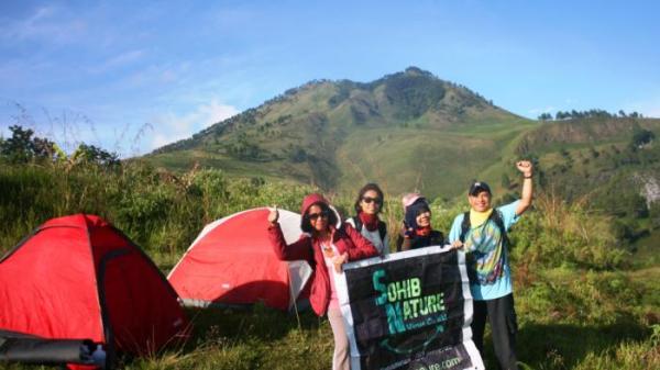 Pendaki berkemah di tanah landai sebelum puncak Pusuk Buhit