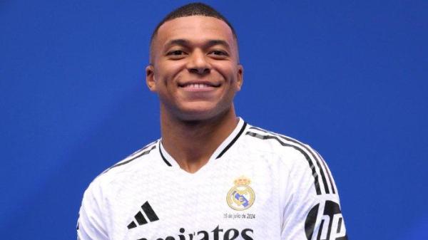 Senyum Kylian Mbappe saat diperkenalkan Real Madrid di Santiago Bernabeu pada Selasa (16/7/2024) malam WIB.
