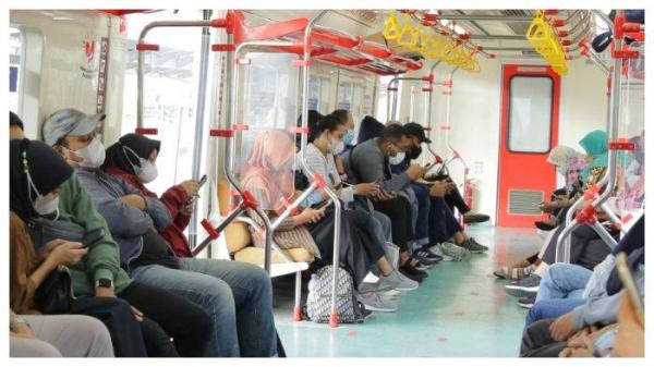 Suasana di dalam KRL Commuter Line Jogja-Solo