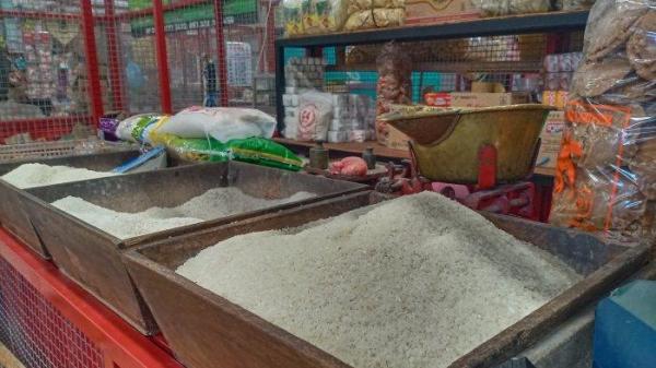 Salah satu kios di Pasar Gedhe Klaten yang menjual komoditas beras, Minggu (21/4/2024).