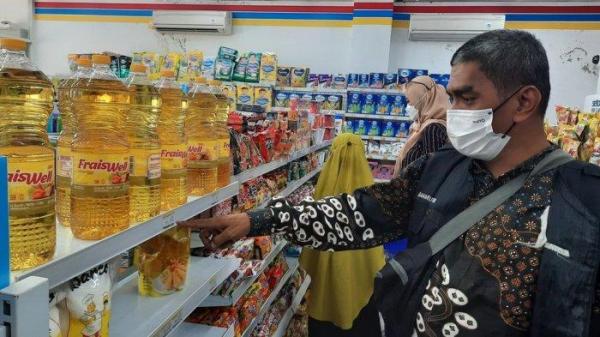 Anggota Forpi Kota Yogyakarta saat memantau harga dan ketersediaan minyak goreng kemasan di toko moderen, Kamis (17/3/22).
