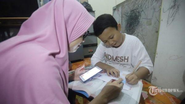 Siswa belajar dari rumah didampingi orangtua, Selasa (31/3/2020). Pemprov DKI Jakarta memperpanjang masa belajar di rumah selama wabah Covid-19 hingga 19 April 2020 mendatang. Mulanya masa kegiatan belajar di rumah bagi siswa-siswi diberlakukan selama dua pekan, terhitung sejak 16 Maret sampai 29 Maret 2020.