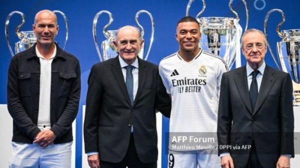 Zinedine ZIDANE, Jose MARTINEZ PIRRI, Florentino PEREZ dan Kylian MBAPPE saat presentasi sebagai pemain baru Real Madrid CF pada 16 Juli 2024 di stadion Santiago Bernabeu di Madrid, Spanyol