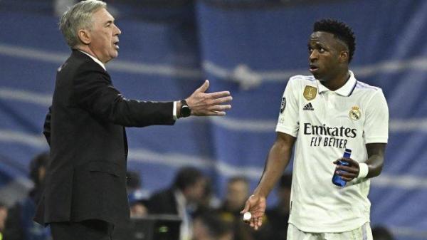 Pelatih Real Madrid asal Italia Carlo Ancelotti (kiri) berbicara dengan pemain depan Real Madrid asal Brazil Vinicius Junior pada pertandingan sepak bola leg kedua babak 16 besar Liga Champions UEFA antara Real Madrid CF dan Liverpool FC di stadion Santiago Bernabeu, Madrid pada 16 Maret 2023