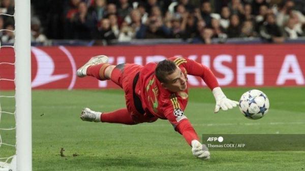 Penjaga gawang Real Madrid Ukraina #13 Andriy Lunin menghentikan bola selama pertandingan sepak bola grup C Liga Champions UEFA antara Real Madrid CF dan SC Braga di stadion Santiago Bernabeu di Madrid pada 8 November 2023. Berikut daftar pemain Real Madrid saat menjamu Bayern Munchen dalam lanjutan leg kedua semifinal Liga Champions, Kamis (9/5/2024).