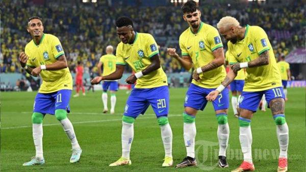 Penyerang Timnas Brasil, #20 Vinicius Junior (kedua kiri) melakukan selebrasi bersama rekan-rekan setimnya, penyerang Timnas Brasil, #11 Raphinha (kiri), gelandang Timnas Brasil, #07 Lucas Paqueta (kedua kanan), dan penyerang Timnas Brasil, #10 Neymar (kanan) usai mencetak gol pertama timnya dalam laga sepak bola babak 16 besar Piala Dunia 2022 Qatar antara Brasil melawan Korea Selatan di Stadion 974, di Doha, Qatar, Senin (5/12/2022) waktu setempat.