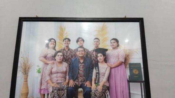 Foto keluarga Manullang yang jadi korban kecelakaan dan tertabrak kereta api di Deli Serdang Senin, (22/7/2024). Ayah dan 5 anaknya tewas dalam kecelakaan sementara ibu mereka kritis. Satu anak yang masih SMA selamat karena tidak ikut dalam mobil yang tertabrak kereta api tersebut