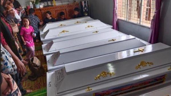 Keluarga korban memberikan ucapan duka kepada anak korban, Setia Manullang di ruang tengah rumah Senin, (22/7/2024). (TRIBUN MEDAN/INDRA GUNAWAN SIPAHUTAR)
