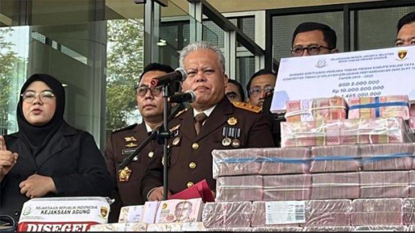 Kepala Pusat Penerangan Hukum Kejagung Harli Siregar memberikan keterangan soal pelimpahan Harvey Moeis dan Helena Lim selaku tersangka kasus korupsi tata niaga timah di wilayah IUP PT Timah Tbk tahun 2015-2022 ke Kejaksaan Negeri Jakarta Selatan pada Senin (22/7/2024) hari ini. (Abdi Ryanda Shakti).