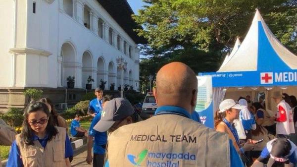 Para petugas medis dari Mayapada Hospital melayani para runner yang cedera saat Pocari Sweat Run 2024.