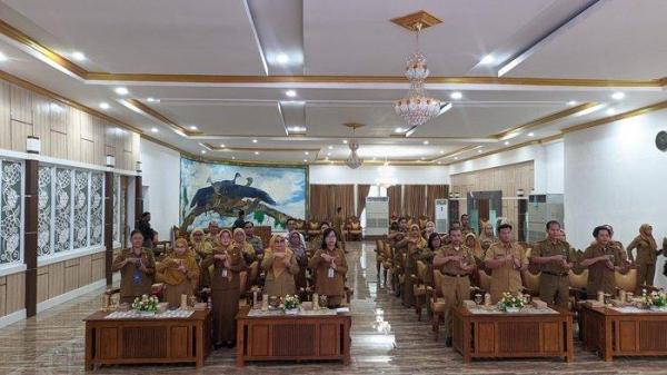 Rapat koordinasi pengelolaan administrasi kependudukan kaum rentan di wisma tamu Dundung Suchrowardi, Kelurahan Pembataan, Kecamatan Murung Pudak, Kabupaten Tabalong, Kalimantan Selatan. 
 