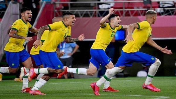 Para pemain Brasil merayakan kemenangan dalam pertandingan sepak bola semifinal putra Olimpiade Tokyo 2020 antara Meksiko dan Brasil di Stadion Ibaraki Kashima di kota Kashima, prefektur Ibaraki pada 3 Agustus 2021.